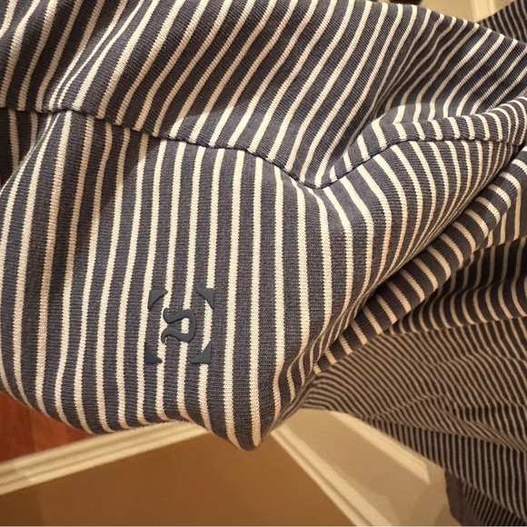 Lululemon 5 Year Long Sleeve - Picture 4 of 4